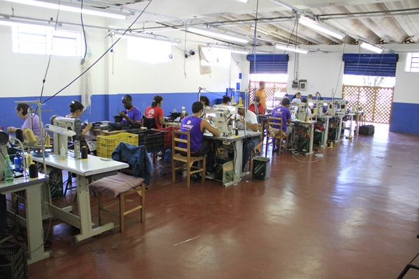 OPORTUNIDADE - Na foto, linha de pesponto da Lanay, em Pedregulho. Empresa é uma das beneficiadas como novo prédio e vai dobrar produção